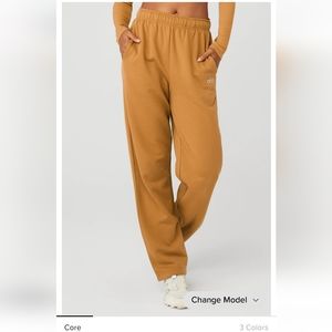 Alo Yoga Accolade Straight Legs Sweatpants in Toffee